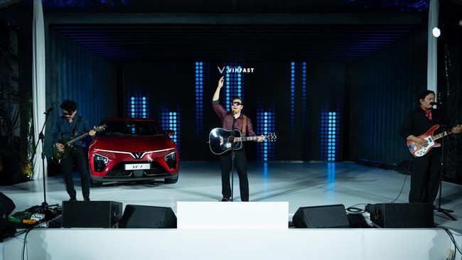 Vinfast Indonesia mengolaborasikan SUV listrik VF7 dengan tujuh persona yang mengejar passion masing-masing.