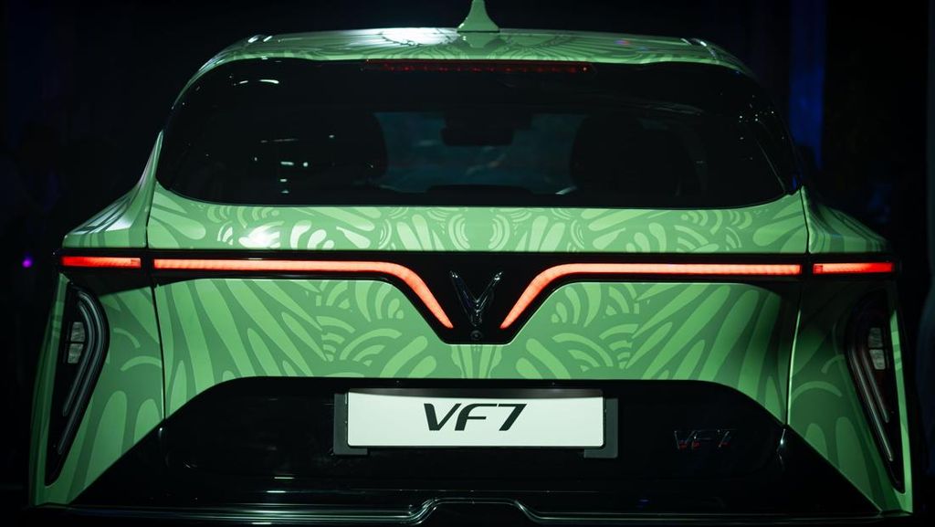 MPV Listrik Vinfast Resmi Dirakit di Subang
