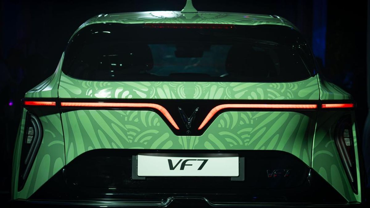 MPV Listrik Vinfast Resmi Dirakit di Subang