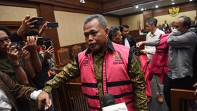 Terdakwa kasus dugaan suap terhadap putusan lepas perkara korupsi pemberian fasilitas ekspor minyak sawit mentah (CPO) Djuyamto (tengah), Agam Syarif Baharudin (kedua kanan), dan Ali Muhtarom (kanan) berjalan usai mengikuti sidang pembacaan putusan d