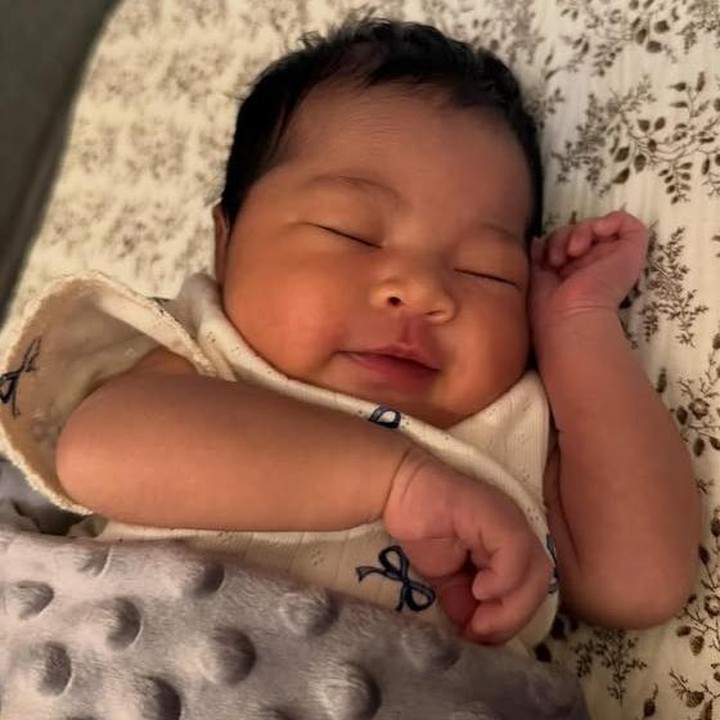 <p>Nino RAN kemudian memperlihatkan potret Shanumbita dengan ekspresinya yang begitu menggemaskan. Dalam fotonya, Si Kecil ini memamerkan senyuman manisnya saat sedang tertidur pulas, Bunda. (Foto: Instagram @ninokayam)</p>