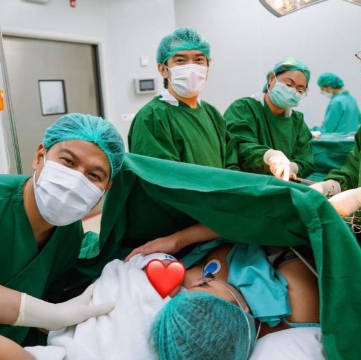 <p>Istri dari musisi Anindyo Baskoro alias Nino 'RAN', Dhabitannisa Auni, belum lama ini melahirkan anak pertamanya. Si Kecil yang berjenis kelamin perempuan ini lahir pada 28 November 2025 dan membawa kebahagiaan baru bagi keluarga kecil mereka, Bunda. (Foto: Instagram @ninokayam)</p>