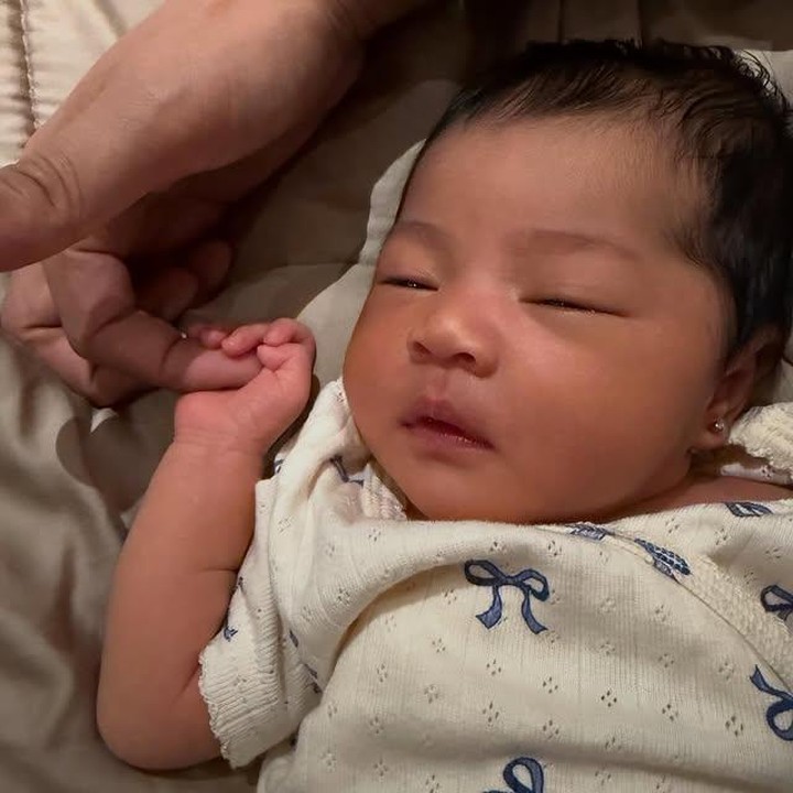 <p>Nino RAN juga membagikan makna indah di balik nama Shanumbita lewat media sosial. Ia mengungkap bahwa nama tersebut berarti perempuan pembawa keberkahan yang tumbuh dalam cahaya dan selalu berjalan ditemani oleh cinta. &ldquo;Perempuan yang hadir sebagai berkah, bertumbuh dalam cahaya, dan berjalan ditemani cinta bagai senandung indah yang menjadi sinar bagi dunia. Semoga doa yang kami sematkan dalam namamu menuntunmu menjadi pribadi yang baik &amp; selalu dekat dengan bahagia," tulisnya lewat akun Instagram <em>@ninokayam</em>. (Foto: Instagram @ninokayam)</p>