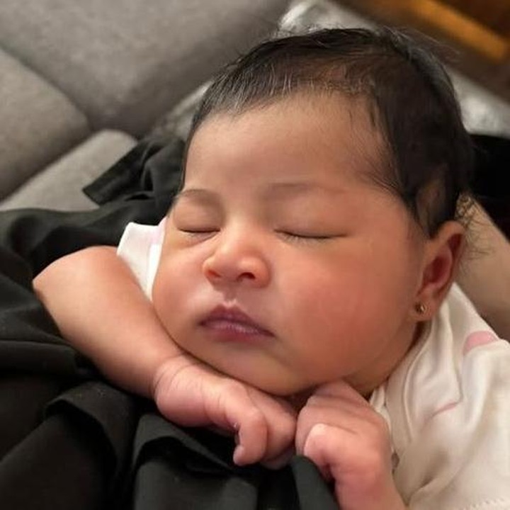 <p>Dalam potret lainnya, sang putri kembali terlihat begitu manis saat tertidur pulas sambil menopang dagunya. Melihat postingan ini, banyak netizen yang dibuat gemas dengan potret anak Nino RAN nih, Bunda. Salah satunya datang dari akun Instagram <em>@han****</em> yang mengatakan, &ldquo;Gemesss bangett, apalagi pas senyum aduhh,&rdquo;.&nbsp; &ldquo;Masha Allah tabarakallah dede Shanum, <em>cute-</em>nya nembus layar hape nihhh,&rdquo; kata <em>@dea****</em>. &ldquo;Senyummnyaaa,&rdquo; tambah<em> @its****</em>. &nbsp;(Foto: Instagram @ninokayam)</p>