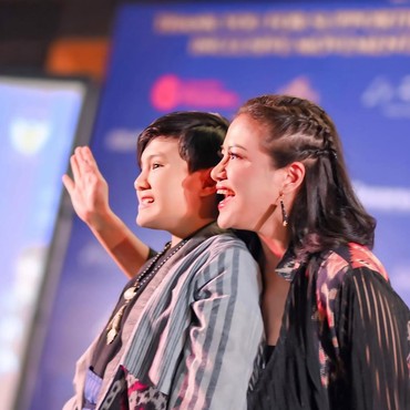 Bangganya Wina Natalia Dampingi Putra Berkebutuhan Khusus Tampil di Fashion Show