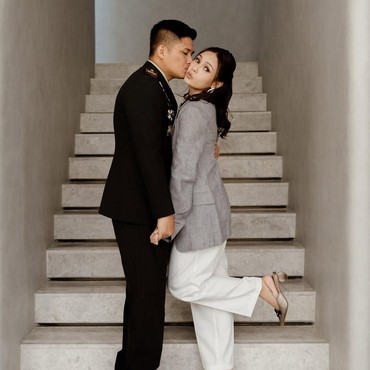 'Injak' Suami di Hari Pertama Nikah, Angie Ang Ungkap Penyesuaian usai Dinikahi Tentara