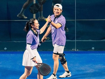 Alami Meniscus Tear, 7 Potret Ariel NOAH Tetap Tanding Padel bersama Wulan Guritno