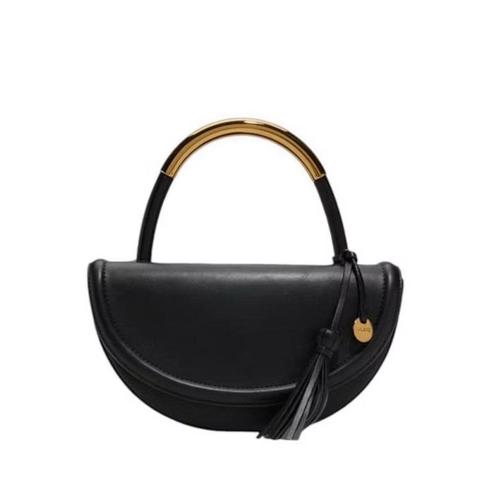 Arinella Top Handle dari brand Aldo memiliki desain yang elegan dan modern, cocok sebagai tas jinjing untuk acara formal. Tas ini memiliki bentuk setengah bulan dan handle dengan aksen emas.