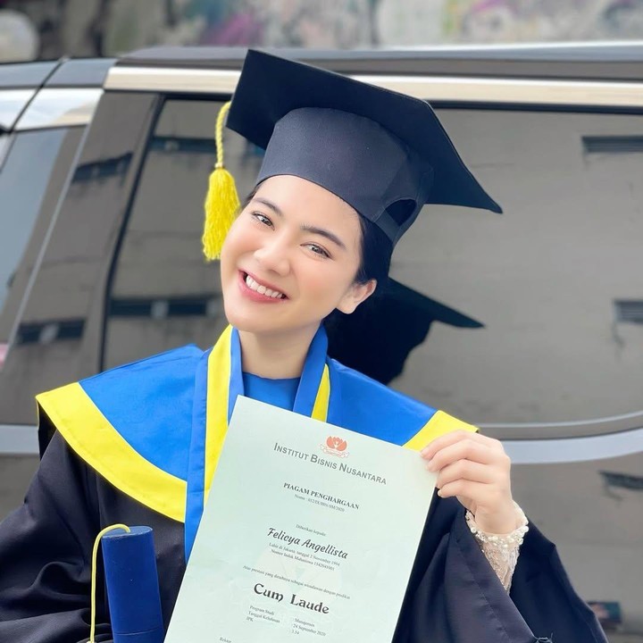 <p>Artis cantik Indonesia satu ini, Felicya Angelista, juga berhasil menyelesaikan S1 Ekonomi di Institut Bisnis Nusantara dengan memperoleh predikat Cum Laude, sebuah prestasi yang sangat membanggakan, ya, Bunda. (Foto: Instagram @felicyangelista_)</p>