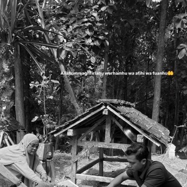 Temani Pratama Arhan, Azizah Salsha Nyetir Motor Saat Ziarah ke Makam Mantan Mertua