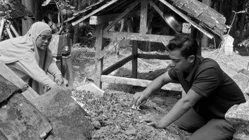 Berita Viral Selebriti dari InsertLive : Temani Pratama Arhan, Azizah Salsha Nyetir Motor Saat Ziarah ke Makam Mantan Mertua