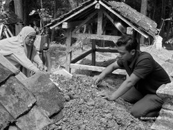 Temani Pratama Arhan, Azizah Salsha Nyetir Motor Saat Ziarah ke Makam Mantan Mertua