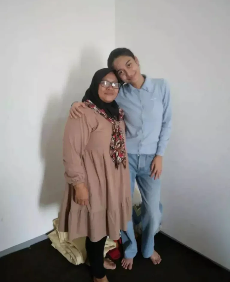 Azizah Salsha Melayat ke Rumah Duka Ayah Pratama Arhan