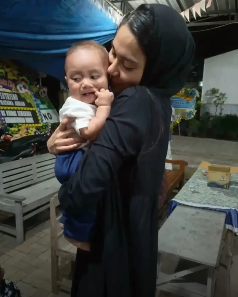 Azizah Salsha Melayat ke Rumah Duka Ayah Pratama Arhan