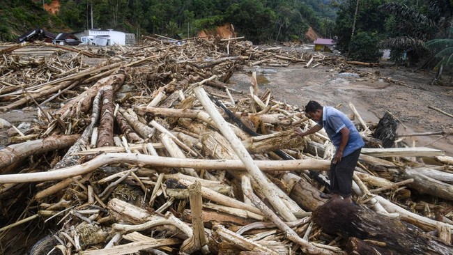 BNPB melaporkan 961 korban meninggal akibat banjir dan longsor di Aceh, Sumut, dan Sumbar. Jumlah pengungsi mencapai 1.057.482 jiwa.