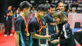 Jojo-Ginting Ajak Penonton Turun ke Lapangan di wondr BrightUp Cup 202