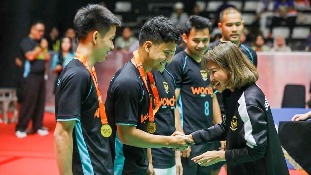 Jojo-Ginting Ajak Penonton Turun ke Lapangan di wondr BrightUp Cup 202