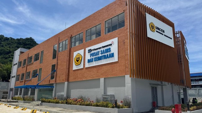 PT Freeport Indonesia menyerahkan Gedung Pusat Sains UNCEN untuk mendukung pendidikan STEM di Papua guna meningkatkan riset dan kolaborasi industri.