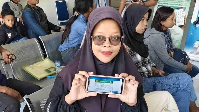Divya Yuni Anggraeni, peserta JKN, menekankan pentingnya pola hidup sehat dan membayar iuran tepat waktu untuk akses layanan kesehatan berkualitas.