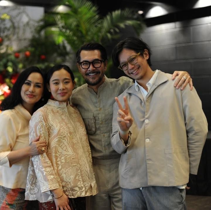 <p>Brandon dan Dhika pertama kali mengumumkan kehamilan pertama pada awal November lalu. Belum lama ini, keduanya menggelar acara syukuran tujuh bulan kehamilan yang dilangsungkan secara tertutup. Ayah Brandon membagikan momen syukuran kehamilan menantunya ini di Instagram. (Foto: Instagram @ferrysal1m)</p>