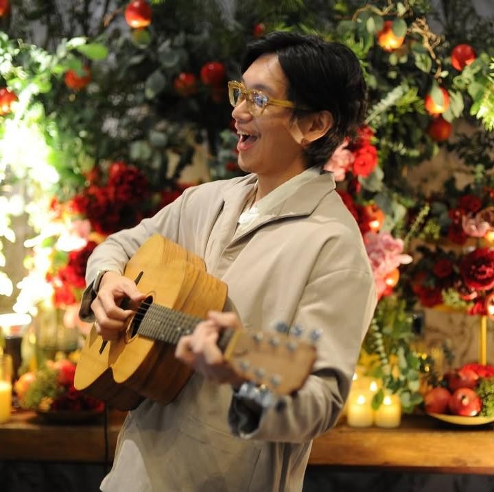 <p>Acara syukuran kehamilan dan perayaan ulang tahun ini benar-benar dirayakan oleh semua keluarga. Selain memberikan doa, keluarga yang hadir juga bersuka cita dengan bernyanyi bersama. Dalam salah satu potret, Brandon tampak bernyanyi sambil memainkan gitarnya di depan para tamu yang hadir. (Foto: Instagram @ferrysal1m)</p>