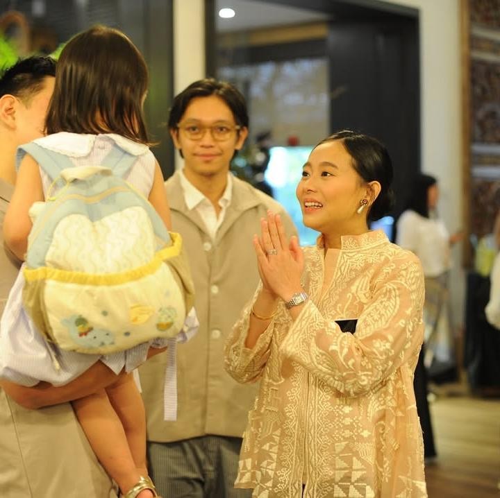 <p>Dalam acara syukuran tujuh bulan ini, Brandon dan Dhika terlihat begitu bahagia menyambut keluarga yang datang untuk mendoakan. Keduanya tampak sudah tak sabar untuk menanti kehadiran anggota baru di keluarga. Perlu diketahui, Brandon dan Dhika resmi menikah pada 19 April 2025. Pada awal November lalu, pasangan ini mengumumkan kehamilan pertama ke publik. (Foto: Instagram @ferrysal1m)</p>