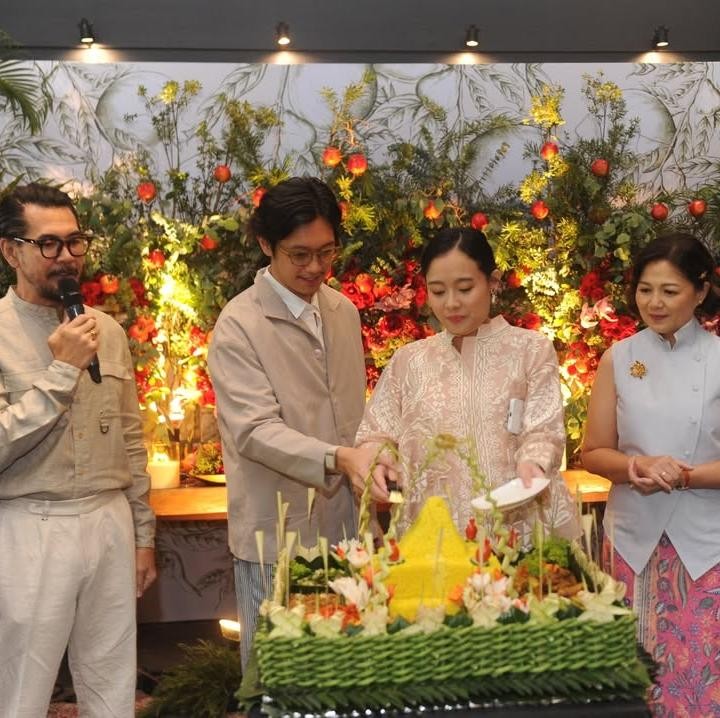 <p>Ferry Salim mengungkap makna di balik acara syukuran tujuh bulan menantunya ini. Acara ini menjadi begitu spesial karena dilangsungkan bersamaan dengan ulang tahun ibunda Dhika. "Momen ini terasa lebih dari sekadar perayaan. Ada doa yang dipanjatkan, harapan yang dibisikkan, dan cinta keluarga yang mengalir tanpa batas. Syukuran tujuh bulanan <em>my daughter in love</em> @dhikahimawann menjadi pengingat indah tentang kehidupan baru yang sedang tumbuh dan sekaligus ulang tahun besan saya @shanticawarman mengingatkan kami tentang perjalanan panjang yang layak dirayakan dengan penuh syukur bersama keluarga besar dan teman-teman," tulisnya. (Foto: Instagram @ferrysal1m)</p>