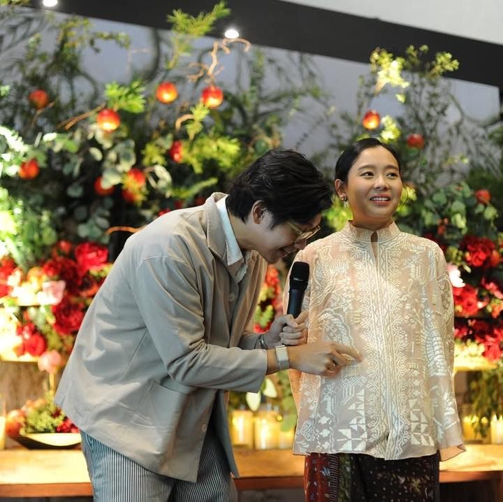 <p>Aktor Brandon Salim dan istrinya Dhika Himawan sebentar lagi akan dikaruniai anak pertama, Bunda. Dhika saat ini tengah hamil dan usia kandungannya sudah memasuki trimester ketiga. (Foto: Instagram @ferrysal1m)</p>