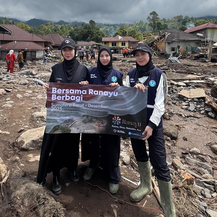 <p>Natasha Rizky tak sendiri. Ia terbang ke Sumatra Barat bersama kedua sahabatnya Ratna Galih dan Dian Ayu. Melalui unggahan di Instagram, Ratna juga membagikan persiapan dan perjalanannya untuk menyalurkan bantuan secara langsung. "Rumah hanyut. Jalan hilang. Tapi harapan tidak boleh ikut tenggelam. Mari sisakan ruang dalam rezeki kita untuk saudara di Sumatera Barat. Terimakasih untuk seluruh orang baik, Donatur, Relawan, dan seluruh Elemen yang membantu kami dalam menyalurkan amanah ini. <em>InshaAllah</em> Sumatra akan bangkit lebih kuat," tulis Ratna. (Foto: Instagram @ratnagalih)</p>
