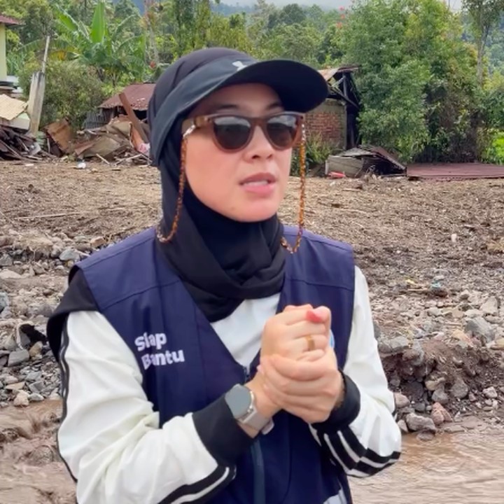 <p>Dian Ayu juga mem-<em>posting</em> perjalanannya untuk menyalurkan donasi. Dalam video singkat, Dian Ayu menunjukkan kepedulian dengan langsung memberikan bantuan dan dukungan kepada masyarakat terdampak, Bunda. "Semoga dari video ini, semakin banyakkk teman teman yg terbuka hatinya untuk ikut bergerak membantu saudara kita di Sumatra, apapun bentuknya.." ungkapnya. (Foto: Instagram @dianayulestari)</p>