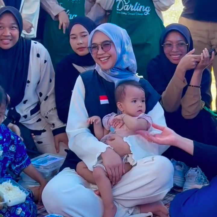 <p>YouTuber dan Bunda satu anak Ria Ricis terbang ke Sumatera Barat untuk menyalurkan bantuan di Pos Layanan Dapur Umum Dompet Dhuafa. Selain menyalurkan bantuan Ricis juga ikut membersihkan lumpur dan menghibur anak-anak terdampak banjir melalui program Psychological First Aid. Dalam <em>postingan</em> di Instagram, Ricis mengungkap harapannya untuk anak-anak ini. "Senyum lagi yaaa," tulisnya. (Foto: Instagram @dompetdhuafaorg)</p>