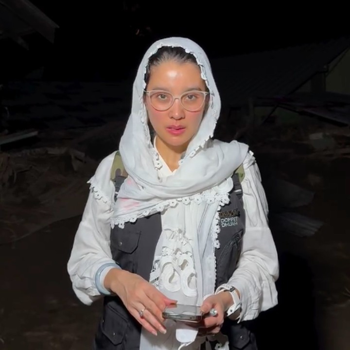 <p>Aktris Marcella Zalianty terbang ke Aceh untuk memberikan bantuan donasi ke korban terdampak banjir di sana. Marcella juga terlihat membantu di dapur posko pengungsian. Bunda dua anak ini bahkan sempat tak kuasa menahan tangis saat berbicara dengan salah satu anak yang tidak bisa mendapatkan perawatan medis karena kondisi banjir. "Banjir dan Tanah Longsor ini bukan sekadar musibah, tapi sinyal bahwa kita semua harus bersama melindungi alam dan kebijakannya dengan lebih serius. Semoga Aceh dan Sumatera segera pulih. <em>Bismillah</em>," ungkap Marcella dalam <em>caption</em> unggahan videonya di Instagram. (Foto: Instagram @marcella.zalianty)</p>