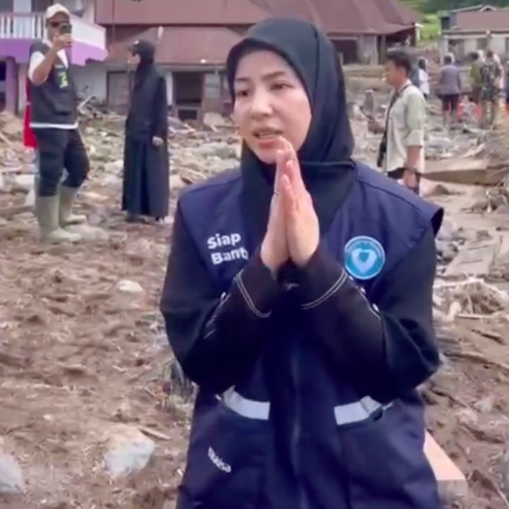 <p>Bersama wadah penggalangan dana Kitabisa, artis Natasha Rizki menyalurkan bantuan ke korban terdampak banjir di wilayah Padang Pariaman dan Malalak Kabupaten Agam di Sumatera Barat. Bunda tiga anak ini terlihat turun langsung ke lokasi terdampak banjir. "Mohon doanya untuk teman-teman dan saudara-saudara kita semua di sini," katanya dalam video yang diunggah di Instagram. (Foto: Instagram @natasharizkynew)</p>