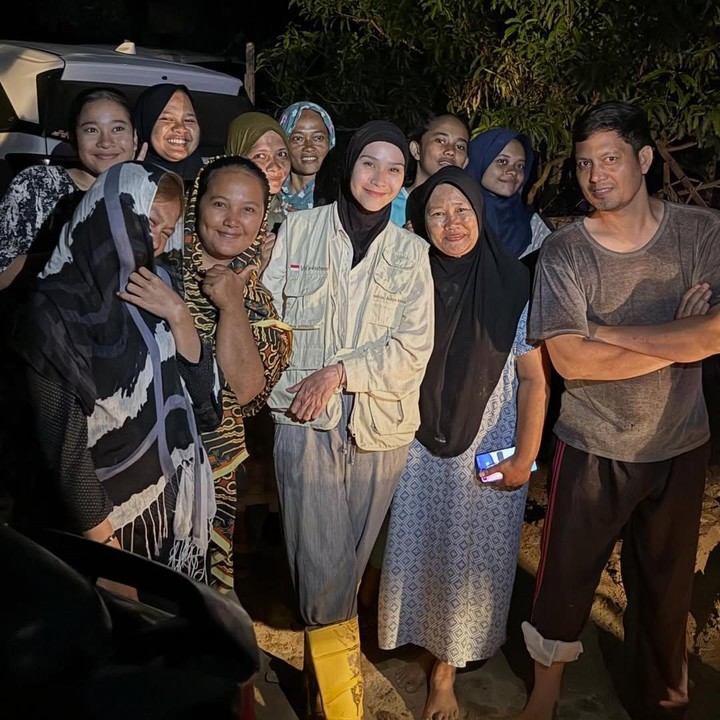 <p>Artis Zaskia Adya Mecca adalah salah satu Bunda seleb yang terjun langsung memberi bantuan ke korban bencana terdampak bencana di Kabupaten Aceh Tamiang. Melalui unggahan di Instagram, Zaskia membagikan video lokasi yang terkena bencana dan momen saat menyalurkan bantuan bersama Rangkul Foundation. "Gak usah takut temen2 yang mau bawa logistik ke Tamiang. Gerak saja, jangan teralihkan jadi khawatir atas isu2 yang ada. Belum tentu benar juga semua titik seperti itu. Gerak! Jalan! Gapai sebanyak2nya titik. Lebih cepat menggapai mereka dari instansi, lebih baik. Karna pergerakan mandiri yang tanpa repot birokrasi, akan lebih efisien disaat bencana ini," tulisnya dalam unggahan ini. (Foto: Instagram @zaskiadyamecca)</p>