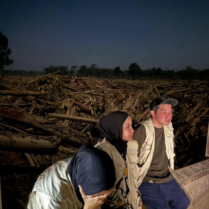 <p>Artis Tasya Nur Medina ikut menyalurkan bantuan kemanusiaan ke korban banjir di Sumatra bersama kedua saudaranya, Zaskia Adya Mecca dan aktor Haykal Kamil. Tasya mengunggah potret tumpukan kayu gelondongan yang terbawa air banjir. Secara khusus, Tasya menuliskan doa dan harapannya untuk semua korban terdampak. "<em>Bismillah</em> kita bangkit bareng2, saling <em>support</em> karna kita ada untuk kalian semua," tulis istri aktor Ferry Ardiansyah ini. (Foto: Instagram @tasyanurmedina)</p>