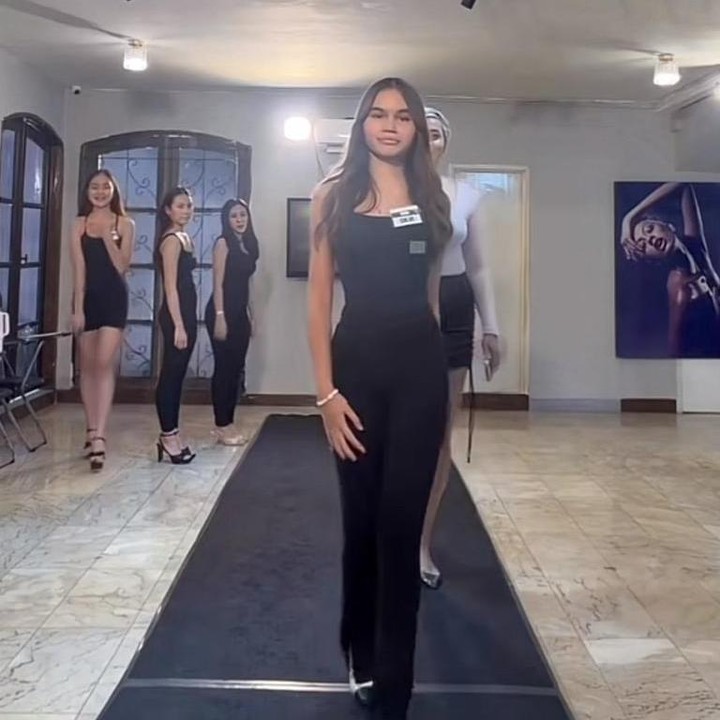 <p>Tentu saja unggahan itu langsung dipenuhi dengan pujian dan dukungan dari para netizen. &ldquo;Benar-benar cantik Chloe, badannya bagus calon top model,&rdquo; tulis akun <em>@f****.</em> &ldquo;MasyaAllah tinggi sekali anaknya, semoga semakin tinggi juga kariernya,&rdquo; tulis aku&nbsp; <em>@lili_khol****.</em> (Foto: TikTok @melaney_ricardo)</p>