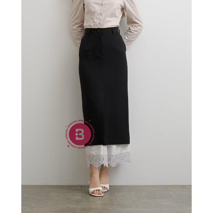 Clarista Satin Lace Skirt adalah high waist skirt yang hadir dalam siluet lurus. Hal menarik dari rok ini adalah aksen satin lace berwarna putih dengan detail yang manis.