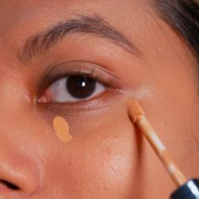 Gunakan concealer satu tingkat lebih cerah untuk makeup kulit sawo matang. Hasilnya akan lebih fresh dan natural/Foto: pinterest.com/shwetadeshhpande
