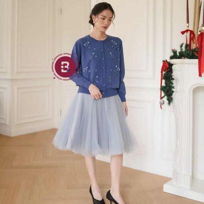 Cardigan ini hadir dengan aksen beads dan crystal dengan motif bunga yang manis. Cardigan ini juga nyaman dan tidak dipakai gerah saat beraktivitas karena terbuat dari material premium soft knit.