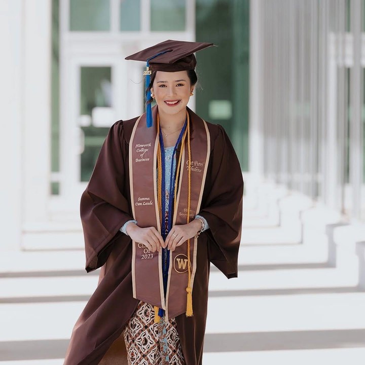 <p>Cut Beby Tsabina lulus dari Western Michigan University, Amerika Serikat, pada tahun 2023. Dalam studinya, ia meraih prestasi paling membanggakan dengan memperoleh predikat Summa Cum Laude, sebuah pencapaian yang luar biasa. (Foto: Instagram @bebytsabina)</p>