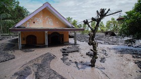 FOTO: Banjir Lahar Gunung Semeru Timbun Pemukiman Warga Lumajang