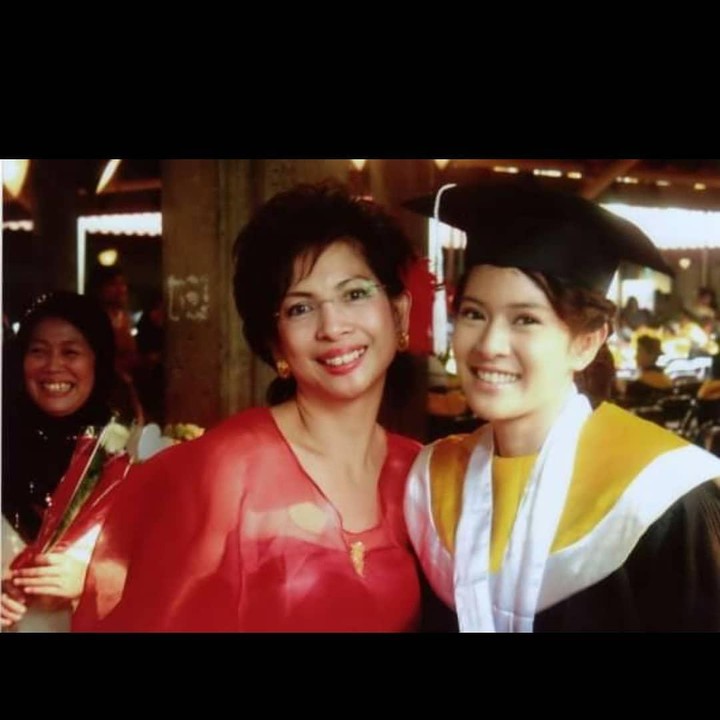 <p>Dian Sastrowardoyo menunjukkan bahwa dirinya mampu menyeimbangkan karier di dunia akting dan pendidikan, dibuktikan dengan perolehan gelar Magister (S2) dari Universitas Indonesia yang diraihnya dengan predikat Cum Laude. (Foto: Instagram @therealdisastr)</p>