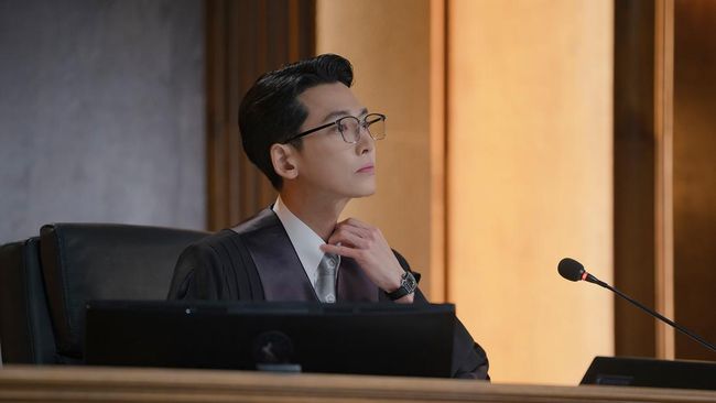 Sinopsis Pro Bono tentang hakim brilian (Jung Kyung-ho) yang materialistis dan populer tetiba harus meninggalkan kemewahannya.