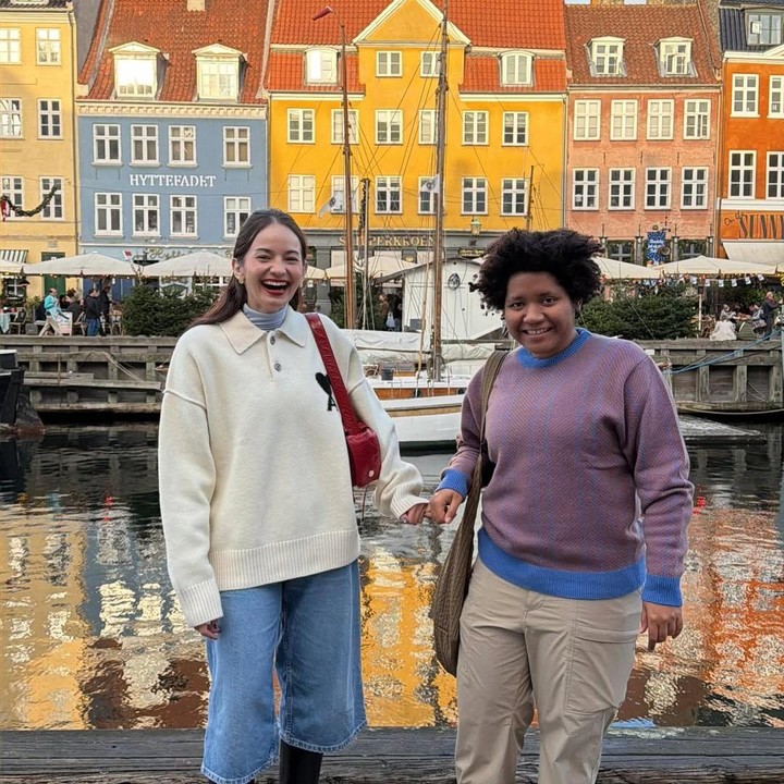 <p>Perempuan 33 tahun ini&nbsp; juga menuliskan kata-kata manis yang menggambarkan kasih sayangnya untuk sang adik. &ldquo;Bertahan dari badai mengajarkan saya satu hal, ini adalah cinta tanpa syarat,&rdquo; tulis Enzy, dikutip dari laman Instagram <em>@enzystoria,</em> Senin (8/12/2025).&nbsp;(Foto: Instagram @enzystoria)</p>