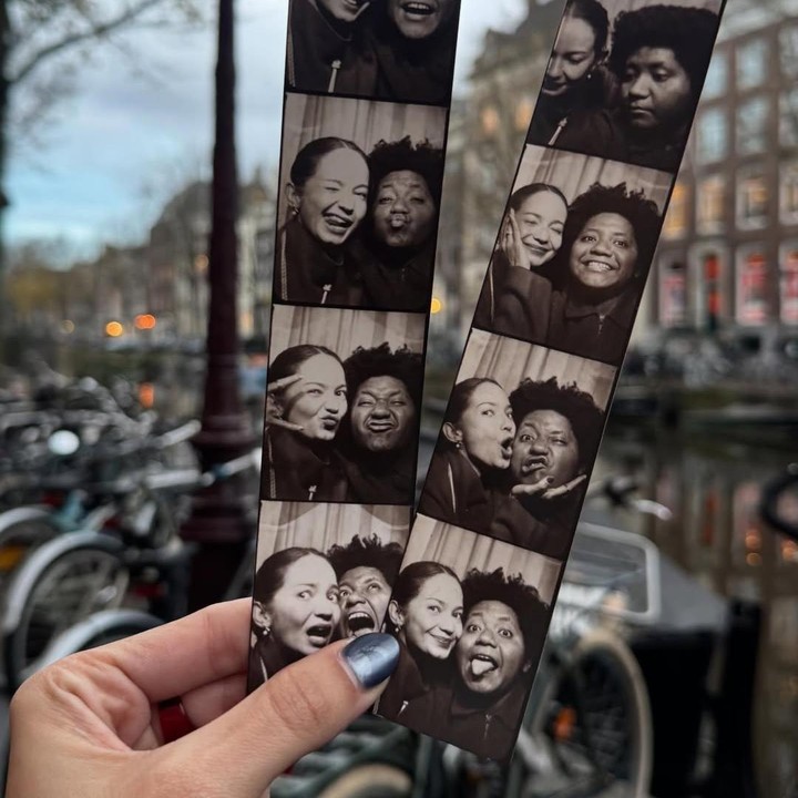 <p>Kehidupan artis Indonesia tampaknya tak pernah lepas dari sorotan publik. Bukan hanya soal perjalanan kariernya, melainkan juga kebersamannya dengan keluarga. Salah satunya yang belum lama ini mencuri perhatian adalah momen Enzy Storia dan sang adik, Casey Paquita. (Foto: Instagram @enzystoria)</p>