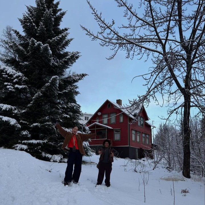 <p>Tentu saja unggahan itu langsung menuai atensi publik yang gemas dengan kakak dan adik yang satu ini. &ldquo;Hubungan persaudaraan yang indah,&rdquo; tulis akun <em>@jeelu****.</em> &ldquo;lucunyaaa,&rdquo; tulis akun <em>@mwih****.</em> &ldquo;hal yang paling manis,&rdquo; tulis akun <em>@whatabout****.&nbsp;</em>(Foto: Instagram @enzystoria)</p>