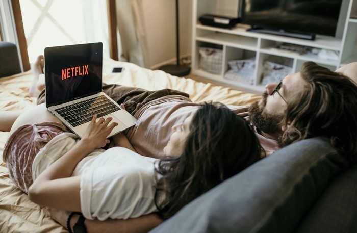 Ted Sarandos, Co-CEO Netflix pernah secara terang-terangan menyatakan bahwa menonton film di bioskop sudah ketinggalan zaman. Dikhawatirkan langkah yang diambil Netflix ini akan meredupkan kepopuleran bioskop dan menggantinya dengan streaming film di rumah./ Foto: Pexels.com/Anastasia Shuraeva