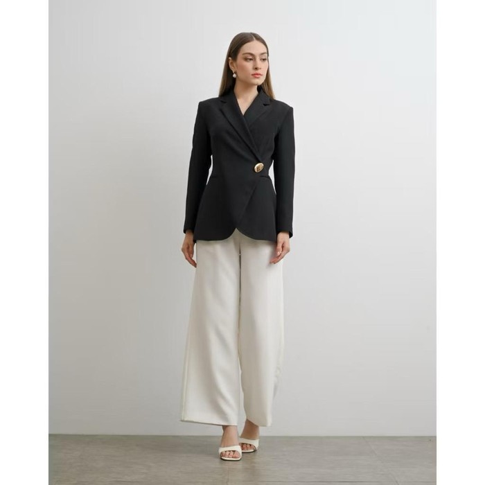 Tampil elegan dengan Flo Wrapped Button Blazer kolaborasi brand INVIO dengan influencer Dwi Handayani. Blazer ini memiliki desain asimetris di bagian depan dengan kancing unik yang bisa menjadi statement.