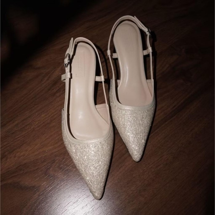 Bikin penampilan kamu semakin manis, Giselle Heels dari brand Thesoule dihiasi dengan tekstur glitter di seluruh permukaan sepatu.