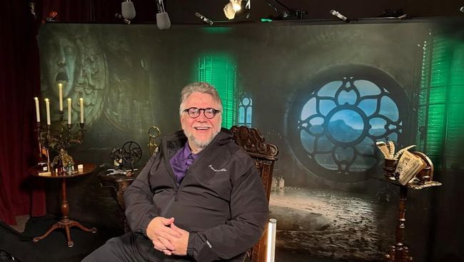 Pengakuan Sutradara Guillermo del Toro Pernah Lihat UFO saat Remaja
